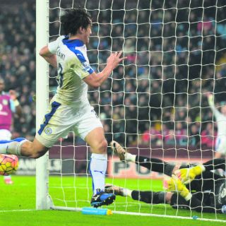 Leicester regresa a la cima