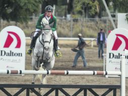 Juan Pablo Gaspar, a lomos de 'Costa Date', se llevó ayer la prueba libre a 1.30 metros en el Club Hípica. EL INFORMADOR / F. Atilano