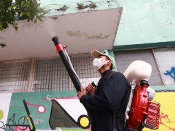 La dependencia señala que de presentarse un caso de dengue de manera inmediata la SSJ fumigará con motomochila. EL INFORMADOR / ARCHIVO