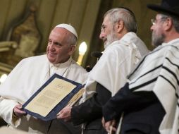 El Pontífice llegó para su primera visita en Roma al templo judío en medio de un estricto dispositivo de seguridad. EFE / A. Carconi