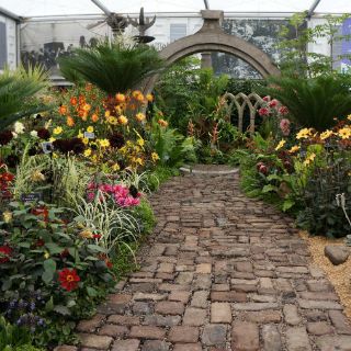 Estudiantes usan materiales reciclados para fabricar jardineras