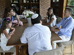 Ellas pidieron que el trabajo de su padre no sea olvidado. EFE /