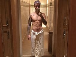 Con sólo una toalla, el joven dejó al descubierto los músculos de su torso. INSTAGRAM / justinbieber