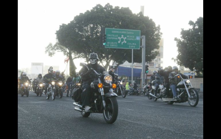La caravana de la décimo séptima edición del Encuentro Internacional de Motociclismo se realizó este domingo. EL INFORMADOR / A. Camacho