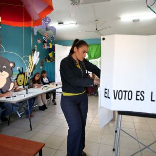 Legisladora del PRI impide detención de militante