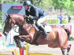 Triunfador. Rodrigo Gómez, montando a 'Bon Ami', durante su recorrido en el Club Hípica. EL INFORMADOR / M. Vargas