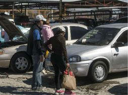 Las autoridades han planeado acudir con regularidad para impedir la venta de coches robados o remarcados. EL INFORMADOR / R. Tamayo