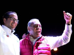 Ignacio Peralta Sánchez festaja al lado de Manlio Fabio Beltrones, dirigente nacional del PRI. SUN / V. Rosas