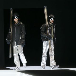 Armani 'esquía' en la pasarela de Milán