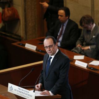 Hollande declara 'estado de emergencia económica'