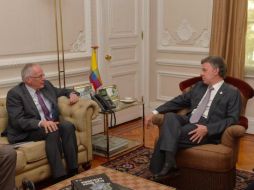 El enviado especial de Alemania para el proceso de paz de Colombia, Tom Koenigs y el mandatario, Juan Manuel Santos. TWITTER / @JuanManSantos