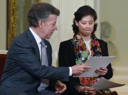 En el acto estuvo presente Natalia Ponce (d), quien fue agredida con ácido y quedó con deformaciones faciales. AFP / C. Carrión