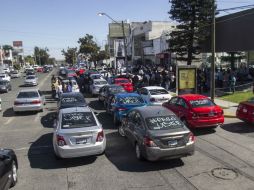 Operadores de Uber se manifestaron ayer afuera de las oficinas de la empresa, ubicadas en Plan de San Luis esquina con calle Elba. EL INFORMADOR / R. Tamayo