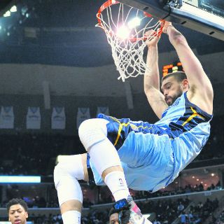 Los Gasol brillan con sus equipos