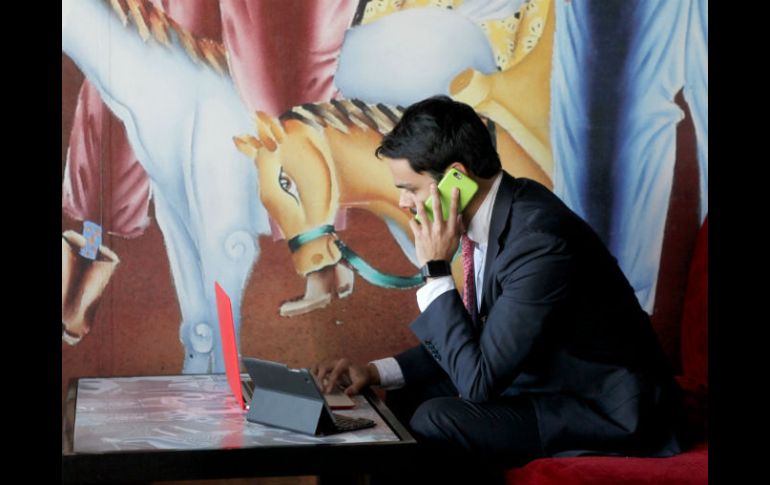 Álvaro Cárdenas comparte su afición por todo tipo de accesorios, como iPhone, iWatch e iPad. EL INFORMADOR / A. Hinojosa