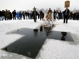 Según la costumbre, el agus bendecida por los sacerdotes es considerada pura y tiene poderes curativos. EFE / A. Maltsev