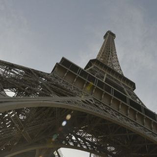 Disminuye número de turistas que visitan la Torre Eiffel