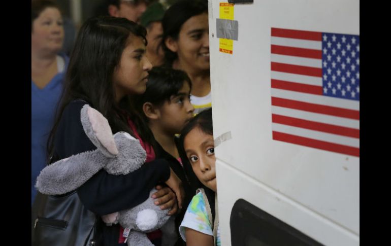 Reportan a 121 personas de Centroamérica que han sido detenidos y llevados a centros de detención migratoria en Texas. AP / ARCHIVO