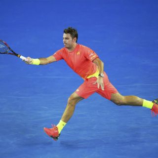Wawrinka se beneficia de retiro de su rival