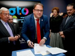 La firma se efectuó en Punto Guanajuato, en la capital de España, Madrid. EFE / J. Martín