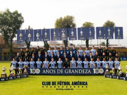El primer equipo aparece posando con el uniforme alternativo. FACEBOOK / Club América