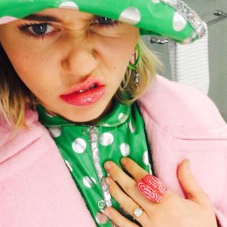 Miley Cyrus luce de nuevo anillo de compromiso