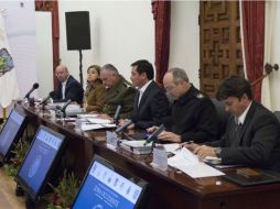 El titular de la Segob estuvo acompñado por el Gabinete de Seguridad, integrado por Sedena, PGR, CNS y Cisen. TWITTER / @osoriochong