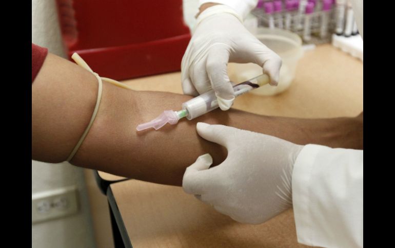 El virus puede propagarse cuando una persona está en contacto con superficies, equipos y objetos contaminados con sangre infectada. EL INFORMADOR / ARCHIVO