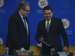 El secretario general de la OEA, Luis Almagro y el presidente hondureño, Juan Orlando Hernández en la firma de convenio. EFE / L. Nolly