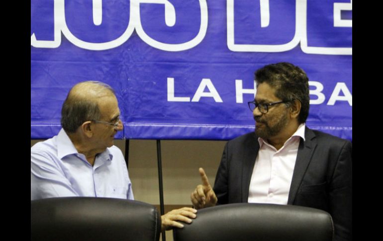 Las FARC y gobierno cierran parcialmente cuatro de los seis puntos de la negociación; queda por definir el desarme de la guerrilla. EFE / E. Mastrascusa