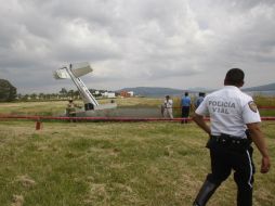 La avioneta quedó atravesada obstruyendo carril de baja y acotamiento en el kilómetro 318 de la carretera. EL INFORMADOR / ARCHIVO