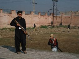 Guardias de la universidad Bacha Khan participan en las labores para neutralizar a los atacantes. AFP / A. Majeed