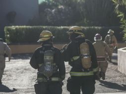 Vecinos trataron de apagar el fuego mientras llegaban los bomberos. EL INFORMADOR / ARCHIVO