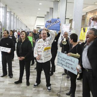 Ex empleados de Mexicana protestan en el DF