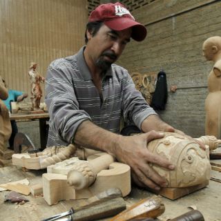 Artesanos tapatíos elaboran muebles para visita del Papa