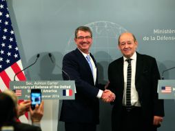 El secretario de Defensa de EU Ash Carter  y su homólogo francés, Jen-Yves Le Drian, ofrecieron una rueda de prensa. AP / T. Camus
