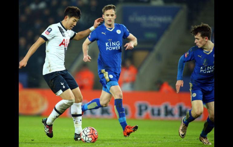 El primer gol se dio faltando cinco minutos para el entretiempo y fue de Son Heung-Min (izq). EFE / Tim Keeton