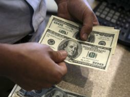 La cotización del dólar culminó en 18.80 pesos, un repunte de 25 centavos, aunque durante el día llegó a venderse hasta en 18.95. AP / V. Salemi