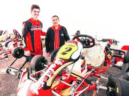 Antonio Sánchez posa con uno de sus más recientes 'alumnos', el piloto tapatío de la Fórmula 4 italiana, Raúl Guzmán. EL INFORMADOR / P. Franco