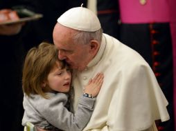 Francisco abraza a una niña durante la Audiencia General de los Miércoles. AFP / T. Fabi