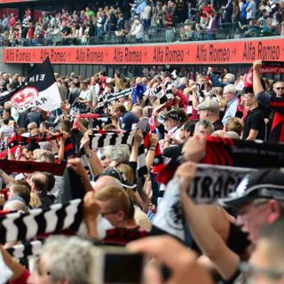 Sancionan al Eintracht Frankfurt por comportamiento de afición