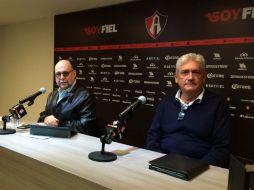 Gustavo Guzmán, actual mandamás de la escuadra rojinegra, presentó al ex titular de la Federación Mexicana de Futbol. TWITTER / @atlasfc