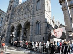 Cientos de personas esperaron por horas para entrar a la basílica, donde hace 21 años se celebró la boda de la cantante. AFP / T. Szczerbowski