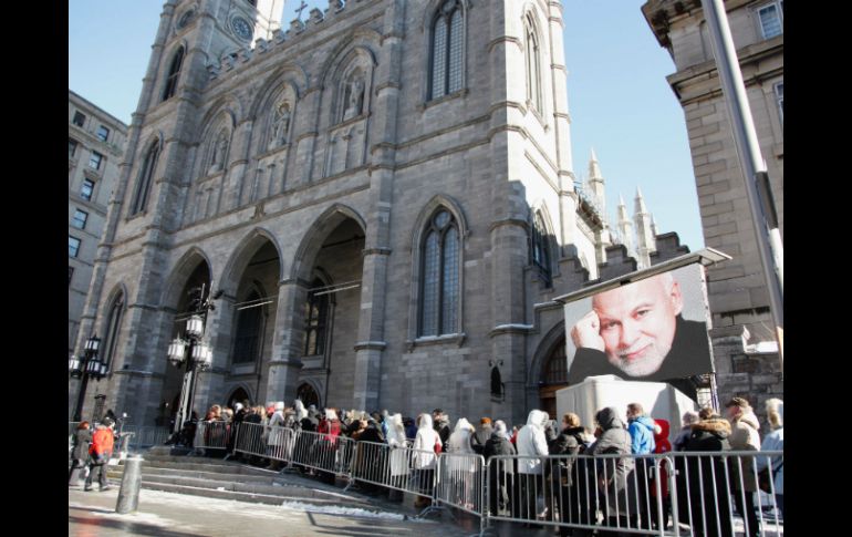 Cientos de personas esperaron por horas para entrar a la basílica, donde hace 21 años se celebró la boda de la cantante. AFP / T. Szczerbowski