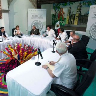 Gabinete de seguridad se reúne con autoridades de Guerrero