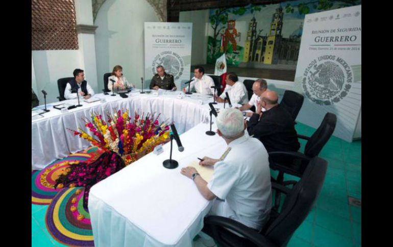 En el encuentro estuvieron presentes en titular de la Sedena, de Marina, de la PGR, de la CNS y del Cisen. TWITTER / @osoriochong