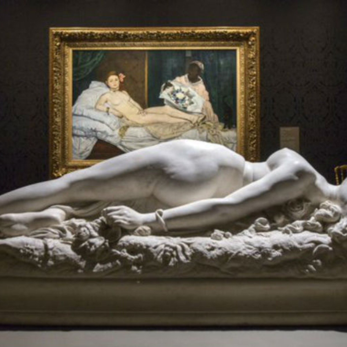 Detienen a una artista en París por posar desnuda en museo | El Informador