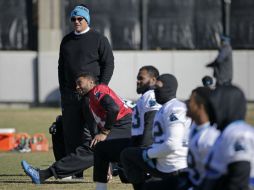 Ron Rivera (de pie) dirige una práctica de Carolina de cara al duelo del próximo domingo ante Arizona por el cetro de la NFC. AP / C. Burton