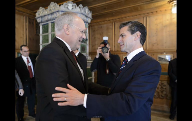 Enrique Peña Nieto es recibido por Johann Schneider-Ammann, presidente de Suiza, a su llegada al Foro Económico Mundial. AP / L. Gillieron