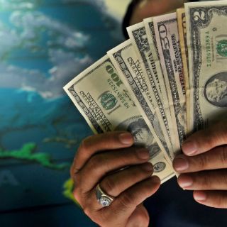 Dólar tropieza y abre en 18.70 pesos